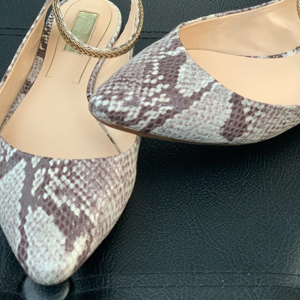 Jessica Simpson Snake skin flats 7.5 grey & gold🐍